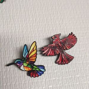 ❤️3/$10❤️Colorful Cardinal and Hummingbird Enamel Pins